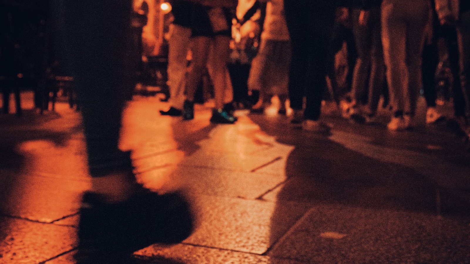 Celular no rolê e o corpo em risco na cultura da pista