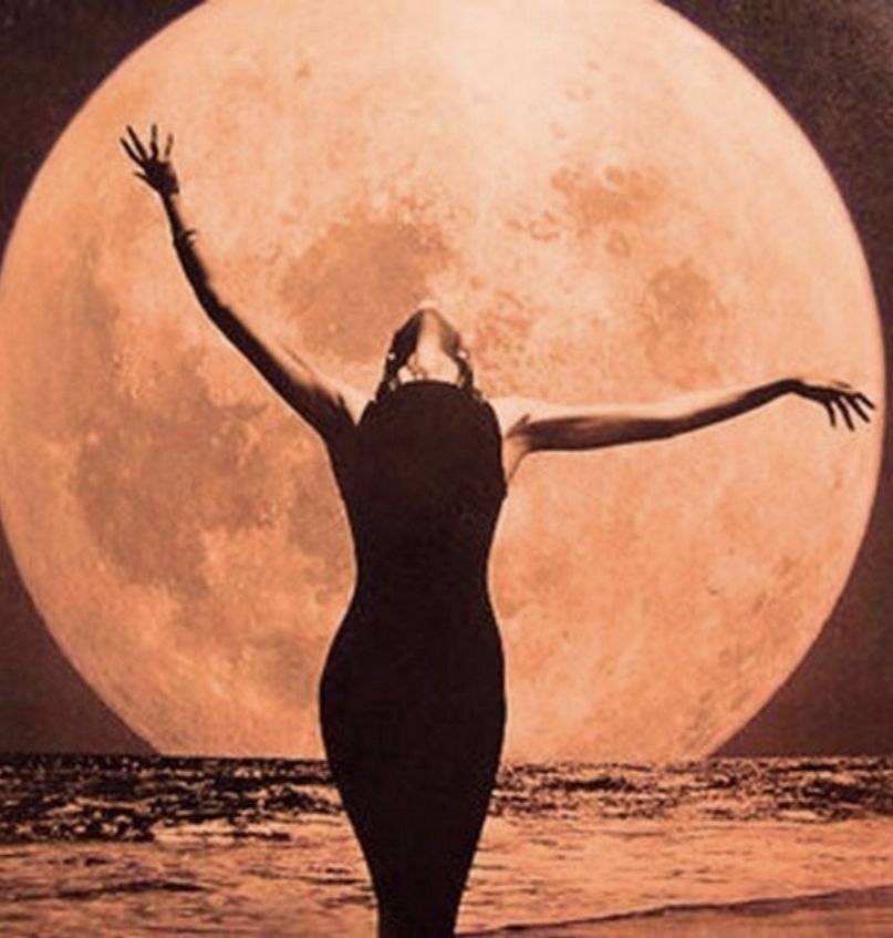 Yoga para mulheres, lua cheia e vinho