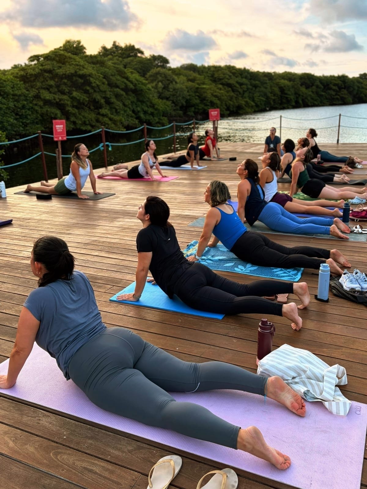 Yoga no pôr do sol da Sabiaguaba