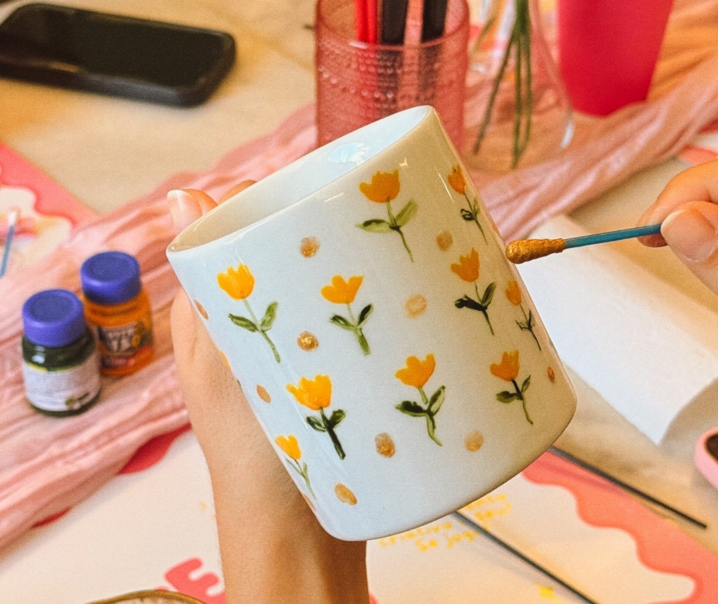 Café com arte | Pintura de canecas na Le Lapin