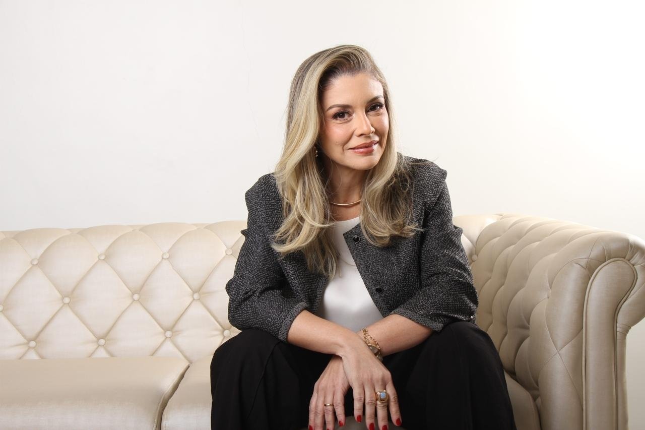 CURADORIA com Aline Laredo